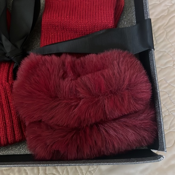 🎄Firm Price🎄IN.C.
INTERNATIONAL CONCEPTS
Beanie Hat & Gloves Set RED NEW - Picture 8 of 11